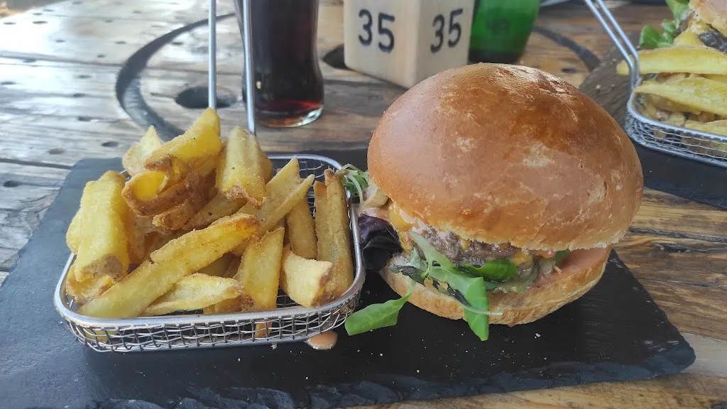 Pierre-Hervé Douzillé_Gliss'Bar - Pub - Burgers Bières Cocktails_Métabief_review