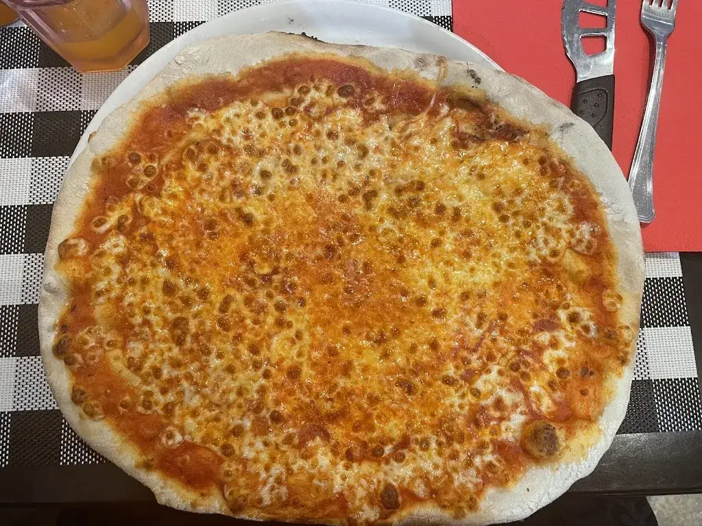 Mayleen Yosita Hermenau_LA LANTERNA_Lons-le-Saunier_review