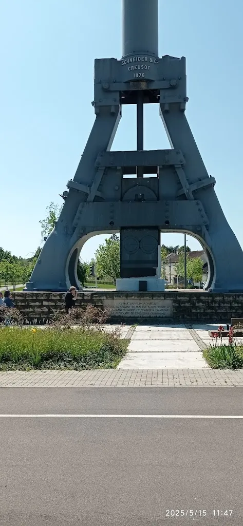 Bernard Veau_Le Marteau-Pilon_Creusot_review