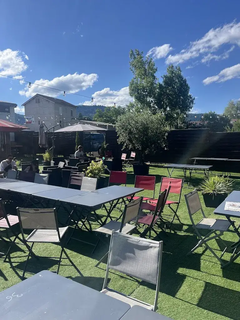 VILLA GARDEN_Bas-en-Basset_slider_image_1