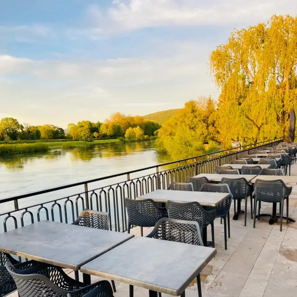 Le White Restaurant Bar Lounge ristorante a Chalèze