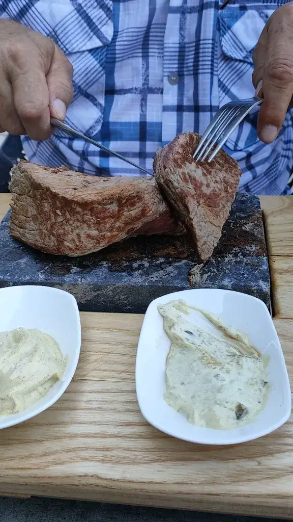 Le White Restaurant Bar Lounge_Chalèze_slider_image_2