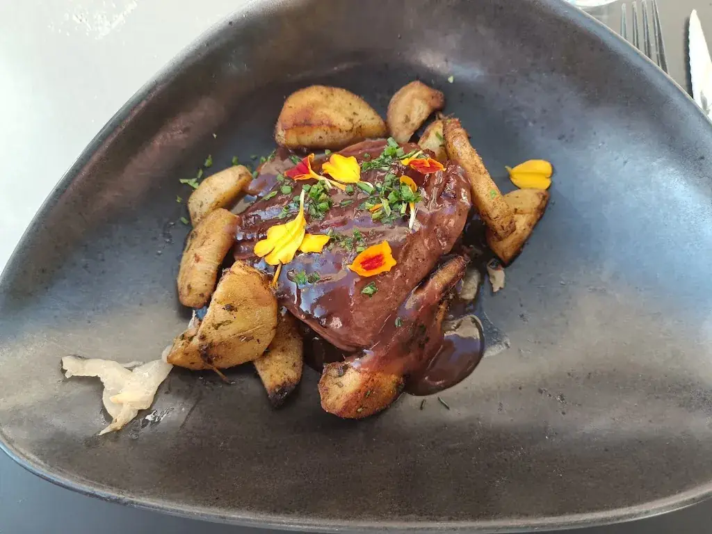 Le Meuzinc_Nuits-Saint-Georges_slider_image_3