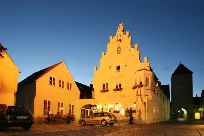 Landhotel Weißer Hahn restaurant in Wemding