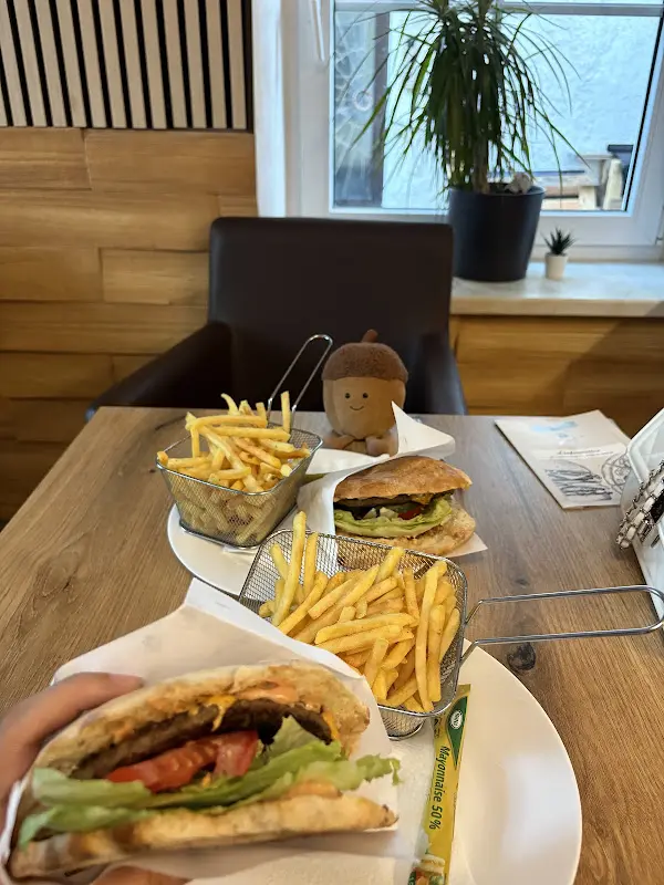 Alina Jühlke_Veles Imbiss Point_Wertach_reseña