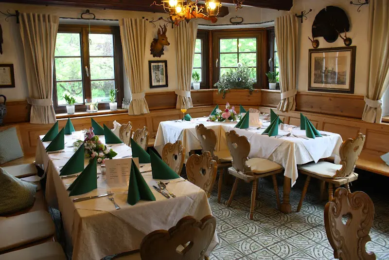 Gasthaus "Zum Goldenen Tal" GmbH restaurant in Weyarn