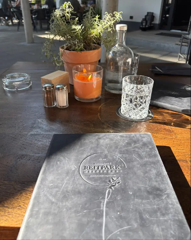 Nici De_Restaurant Reitpark Mergenthau_Kissing_review