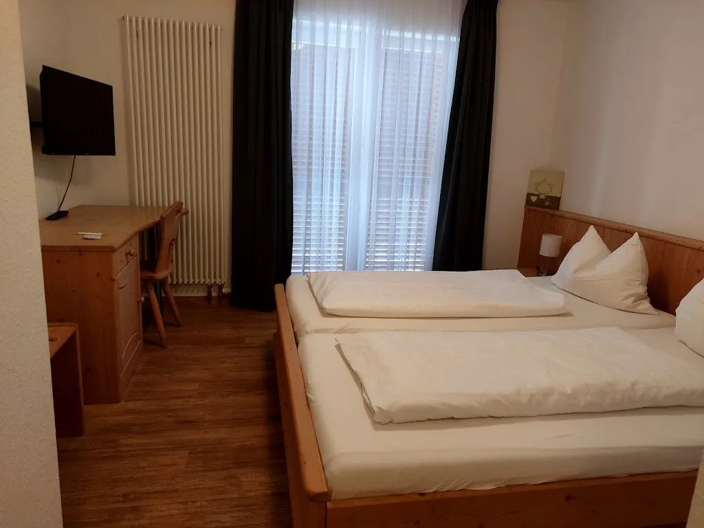 Valerie Robinson_Landgasthof Waldhorn - Gerhard Noller_Bernstadt_avis