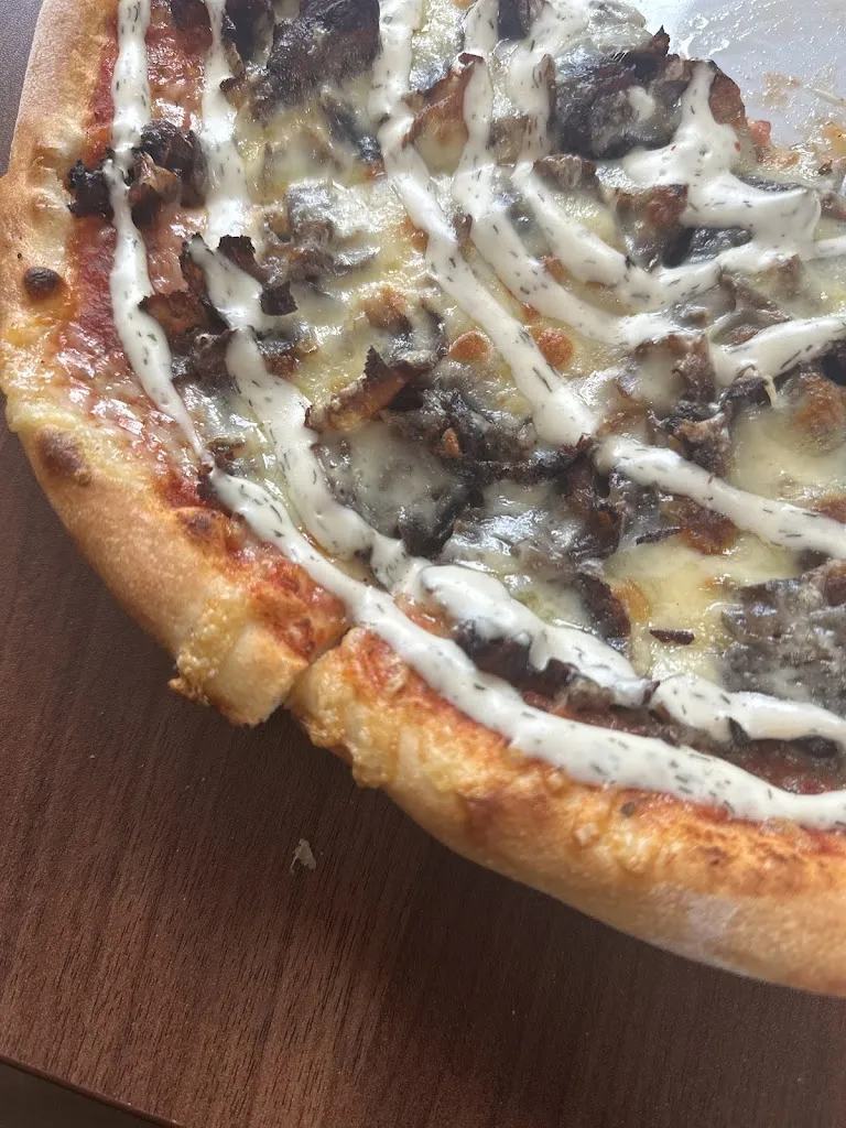 Selcuk Acikel_Auf der Brücke - Kebap & Pizza Haus_Beuren_reseña