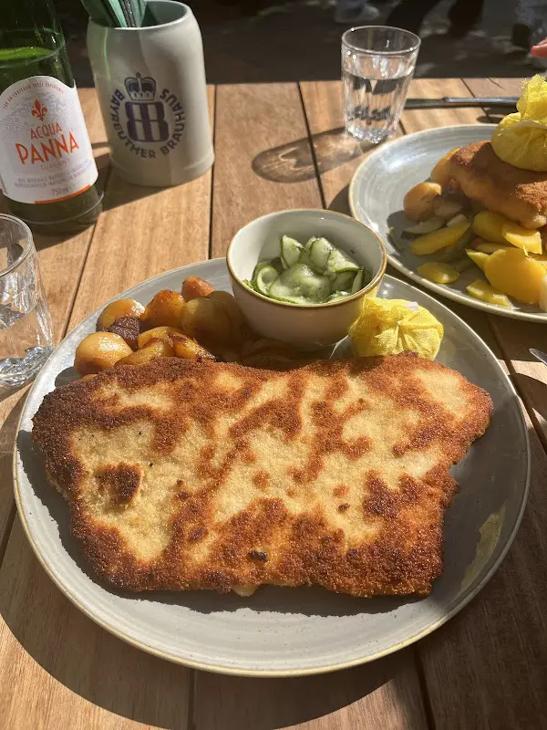 Larissa Kouroukis_Schnitzelei Mitte_Berlin_review