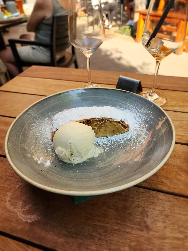 Scott Mikesh_Schnitzelei Mitte_Berlin_review