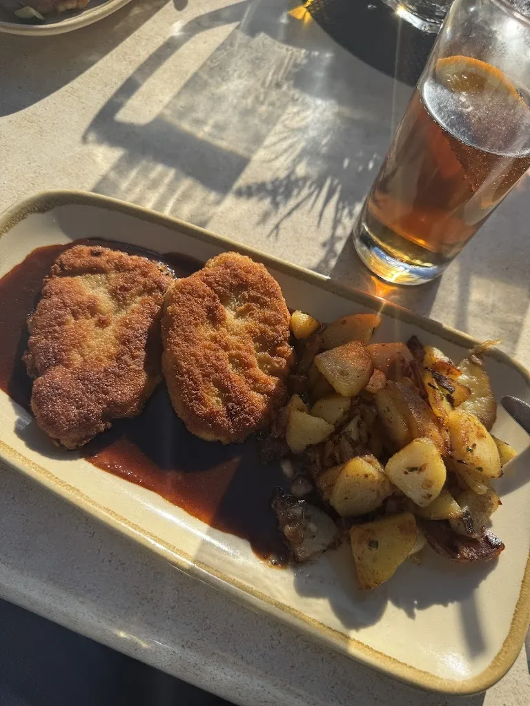 Charlott Almada_Gasthaus Lindow_Berlin_recensione