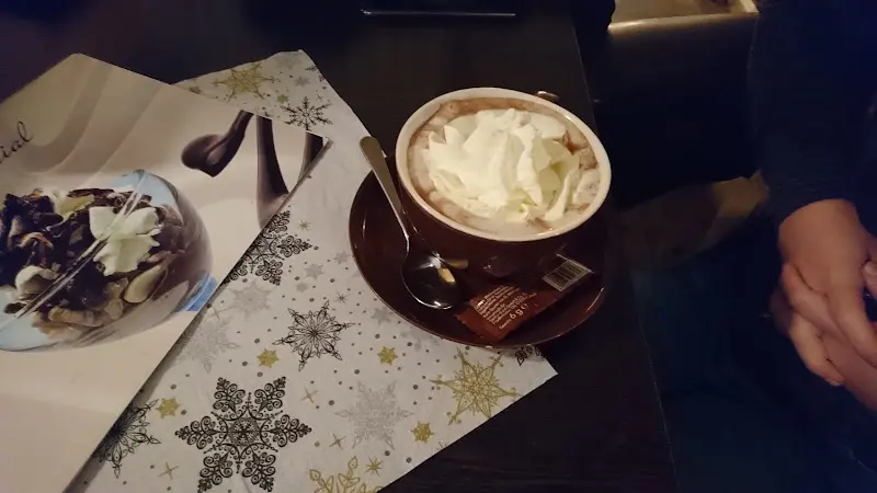 Eszter Molnár_Café Colonial_(Harz)_recensione