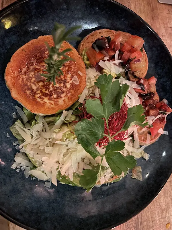 Julia A._TOMASA Friedenau_Berlin_review