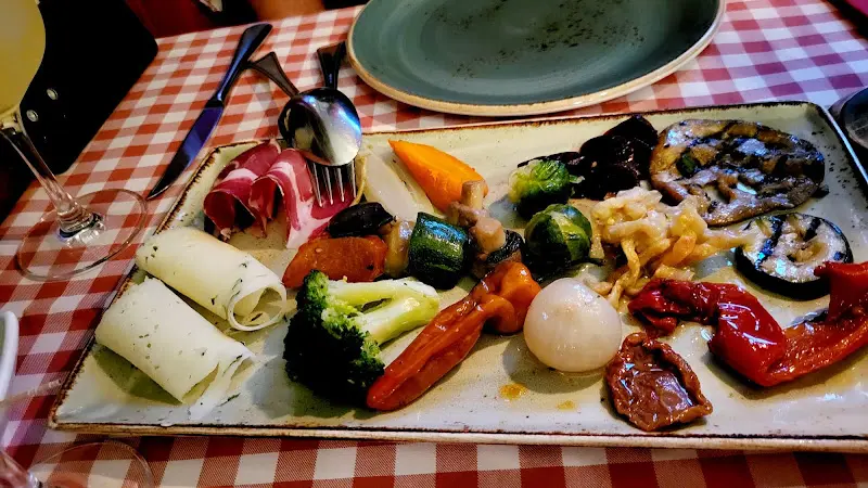 I Moirtifami_Berlin_slider_image_2