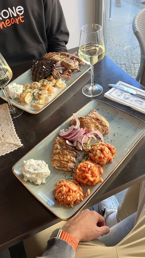 Roman Bezrukov_Taverne Kreta_Berlin_recensione