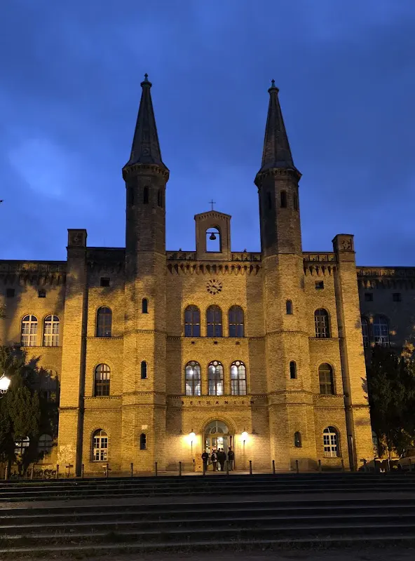 Philip J-D_3 Sisters_Berlin_review