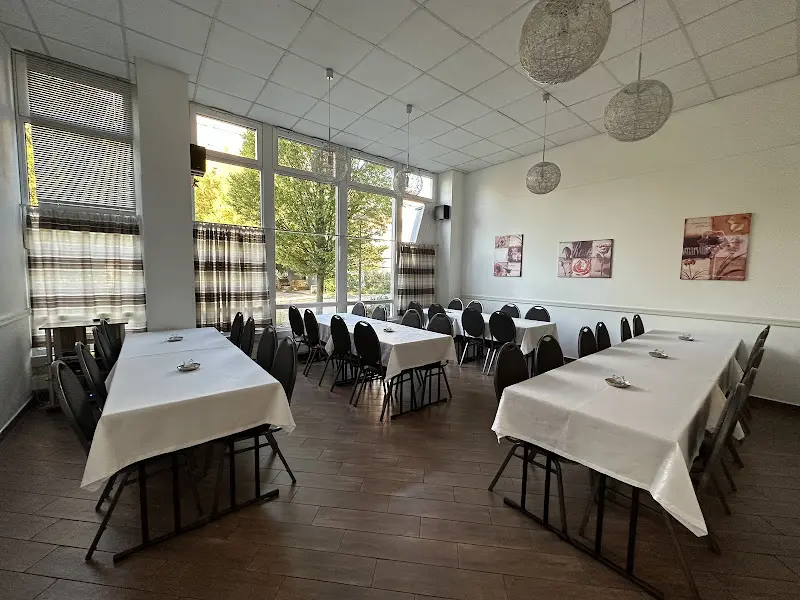 Nadine Hübner_Esszimmer Mahlsdorf_Berlin_review