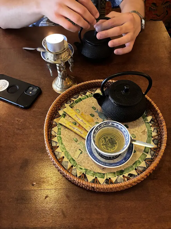 gala_Mitho Cha! Neukölln_Berlin_avis