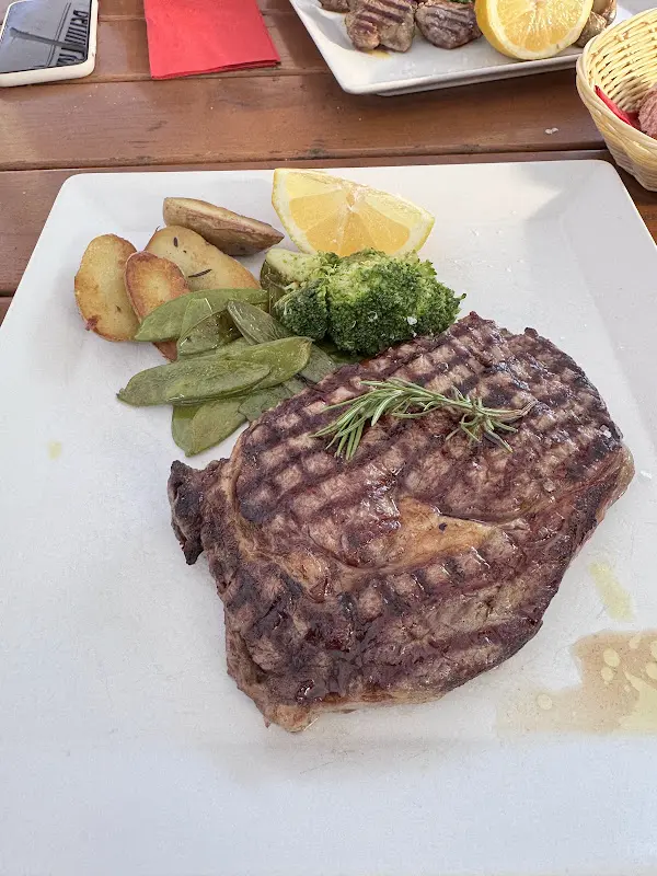 Trattoria Piccolo Tennisklub Blau-Gold_Berlin_slider_image_1