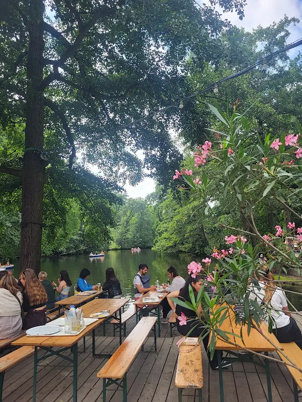 Christina Economidou Pieridou_Café am Neuen See_Berlin_recensione