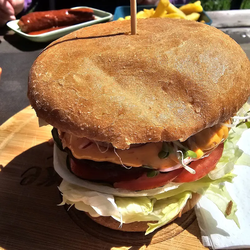 Juri's Grillmaster Currywurst Burger_Beeskow_slider_image_3