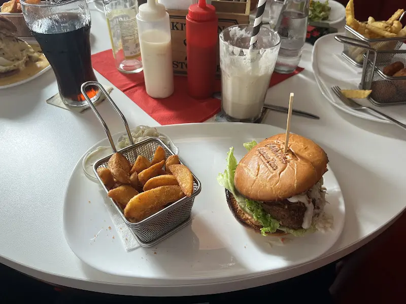 Cadillac American Diner_Finsterwalde_slider_image_3