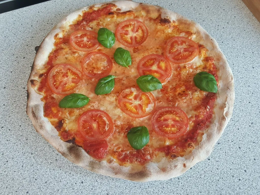 Fellini Holzofenpizza & Salate_Mosbach_slider_image_2