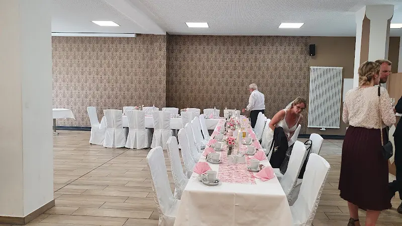 Zum Goldenen Hirsch ristorante a Rietz-Neuendorf