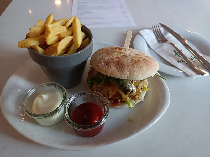 Maj Luzar_Hangar 24 Bar & Restaurant_Schönefeld_review