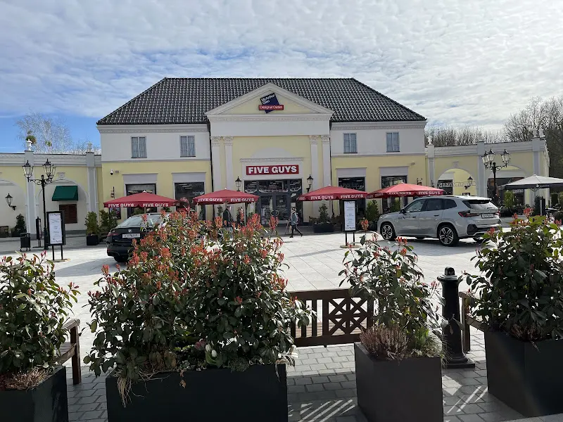 Amir Jebelli_Five Guys_Wustermark_review