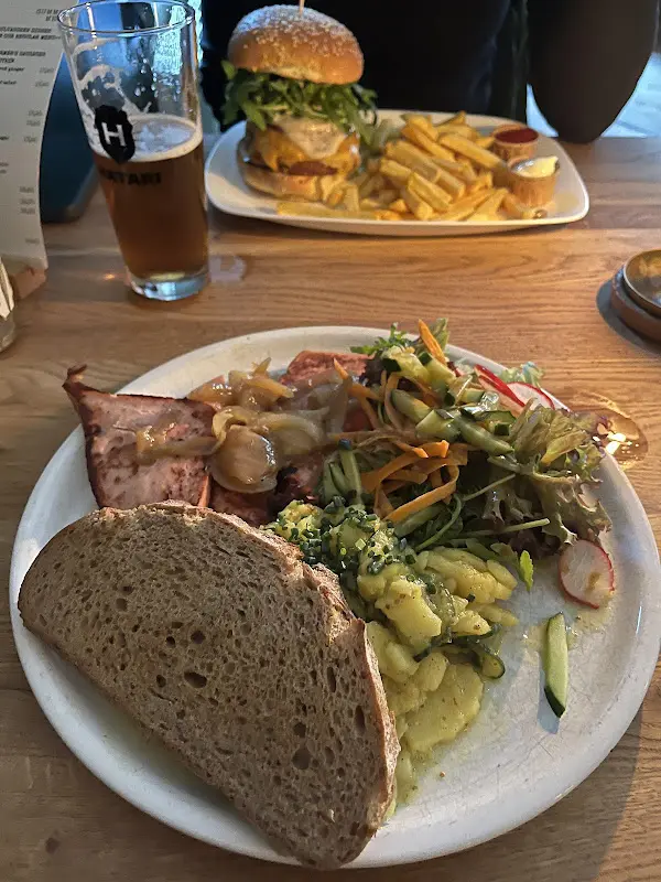 Hatari Pfälzer Stube_Hamburg_slider_image_3