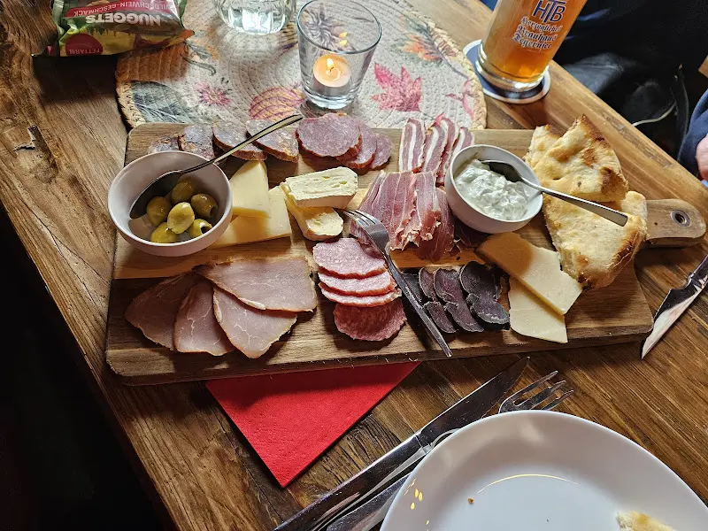 Mark Born_Ivos Almhütte_Amöneburg_review