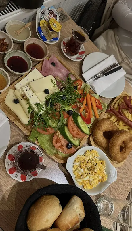 Elisabeth Obogrelov_Zeyno_Hersfeld_review