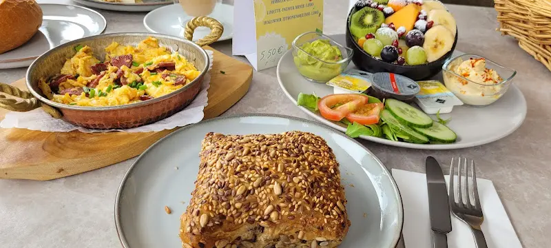 Dorothee Ghulam_Café Lorösch_Orb_review