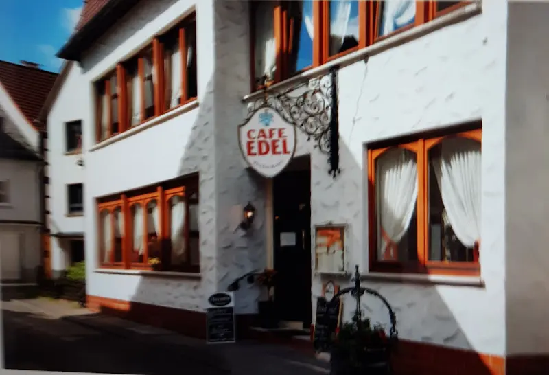 minzi Hase_Café Edel KG_Orb_review