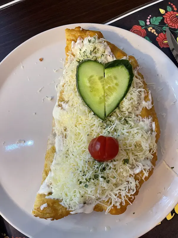 Christiane Sgonina_Lángos Land_Wildungen_review