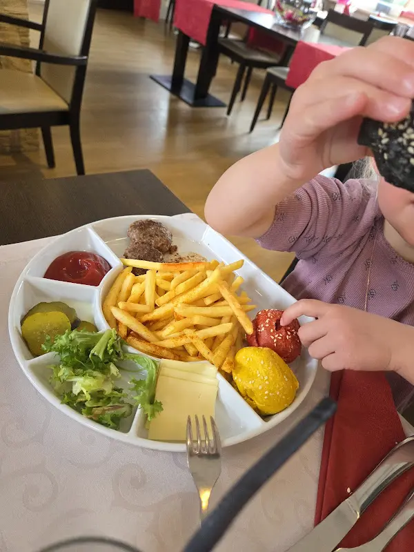 fräulein Milchknilch_Hotel Restaurant Lindenhof - Andelko Pehar_Biblis_review