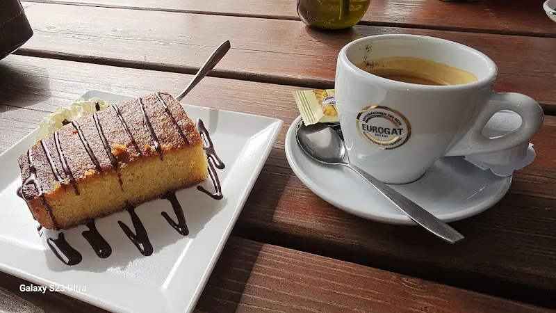 Jörg-Rolf Weber_Bootshaus Biebesheim Thessaloniki_Rhein_recensione