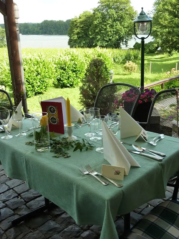 Weinstube Gelbes Haus restaurant in Rhein