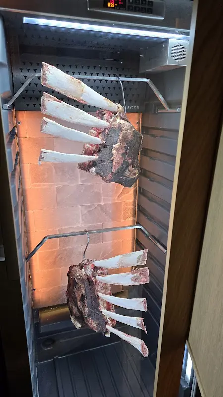 Manuel Lindo_Biergarten hinter der neuen Stadthalle_(Hessen)_recensione