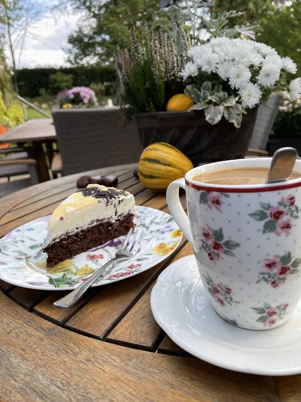 Jana Lotzgeselle_Schmeckewöhlerchen, Gartencafé und Vintage-Shop_Espenau_review