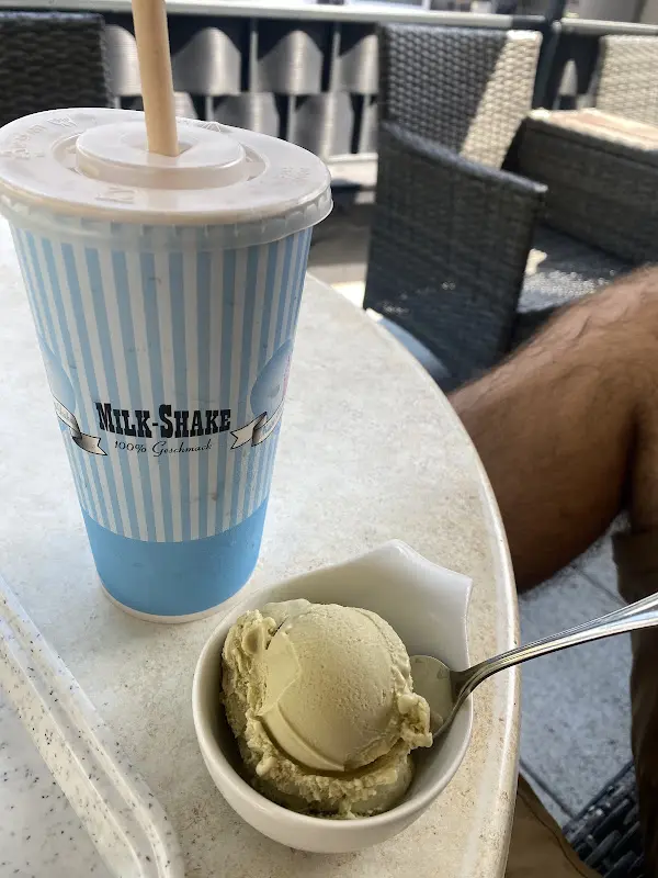 Daniella Domokos_Eiscafé Venezia_Gedern_review