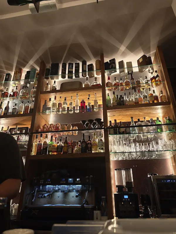 Jürgen Plotzki_Oma Magret Die Wein- und Kaffeebar_(Bergstraße)_recensione