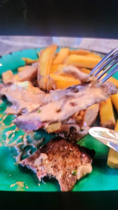 Ayse Nilgün Aldirmazoglu_Akropolis_(Bergstraße)_reseña