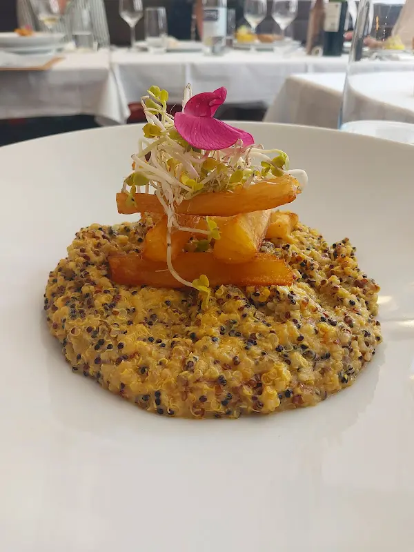 Home Berg Restaurant_(Efze)_slider_image_3