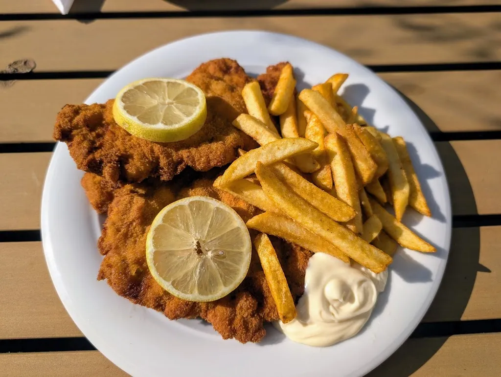 Bernhard Schuler_Gaststätte Waldheim - Corina Acojocaritei_Murr_review