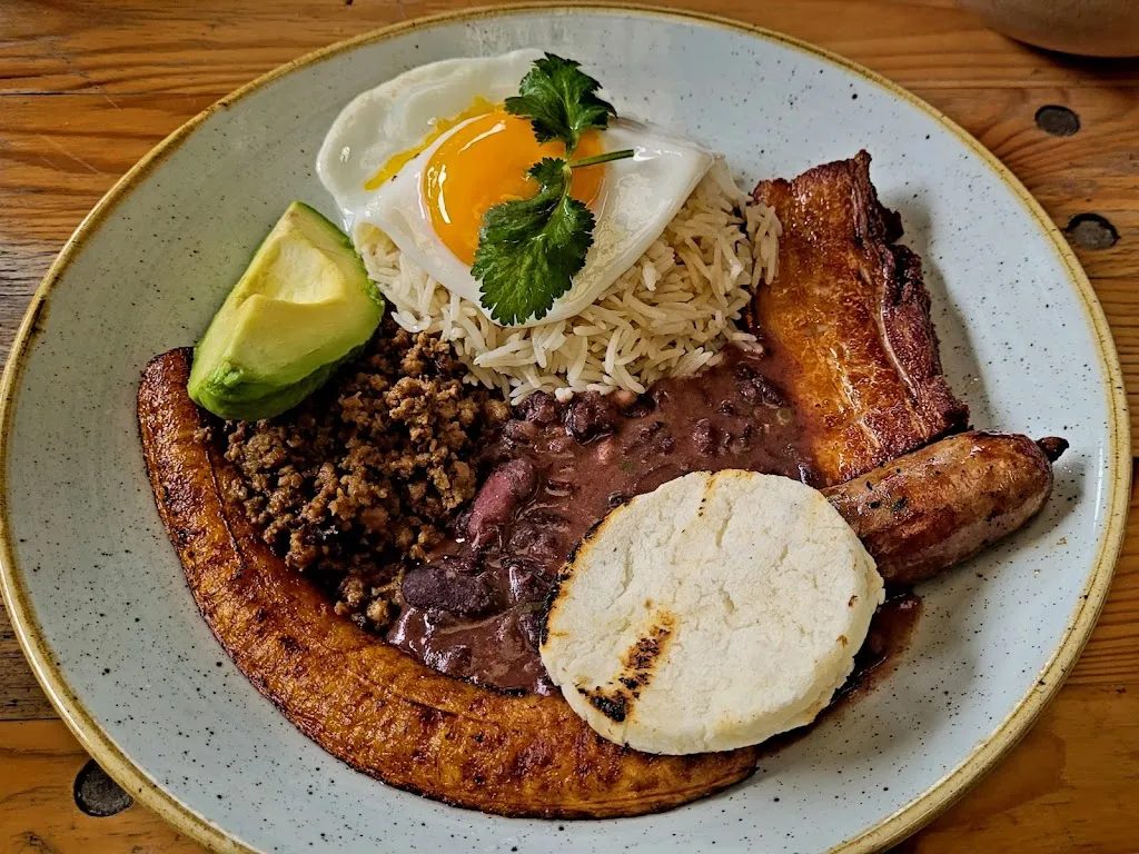 Pedro Okazaki_Restaurante La Rosa Mi Barrio_Hamburg_recensione