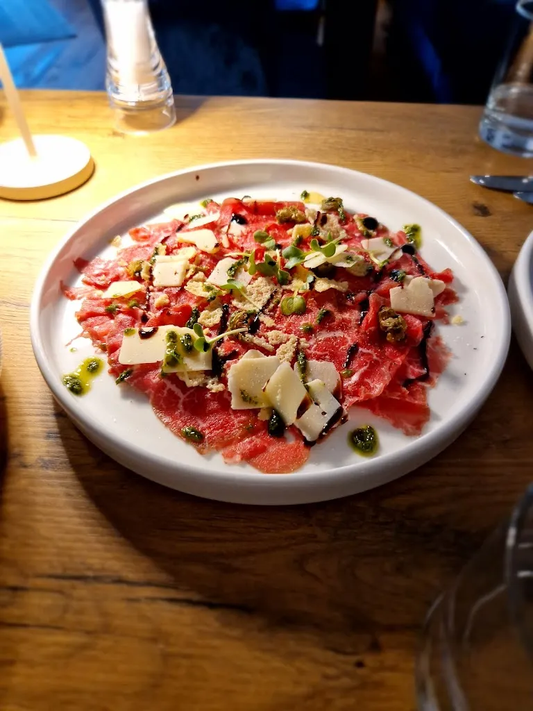 Diego Ricardo Garcia_Restaurant Livingroom_Höhe_review