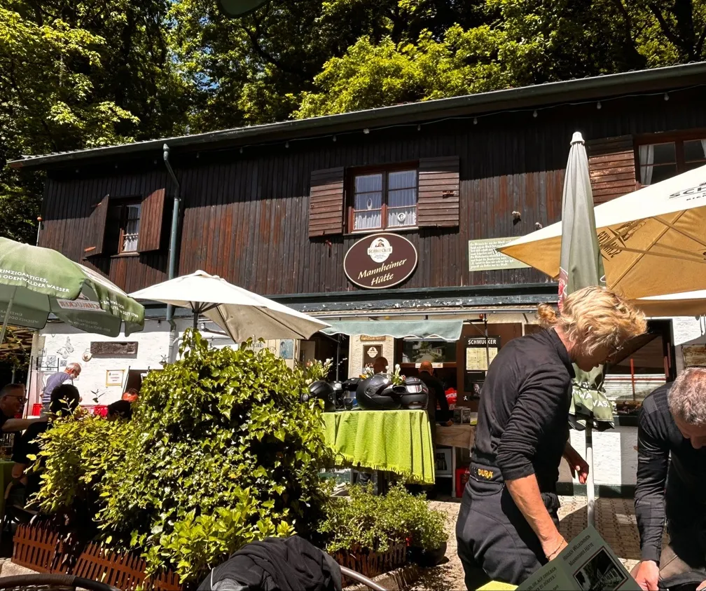 Leo Weber_Mannheimer Huette_Neckarsteinach_review